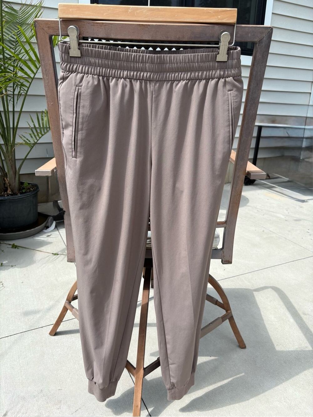 Women’s Banana Republic Elastic Waist Jogger Pants in Taupe Brown-size Small